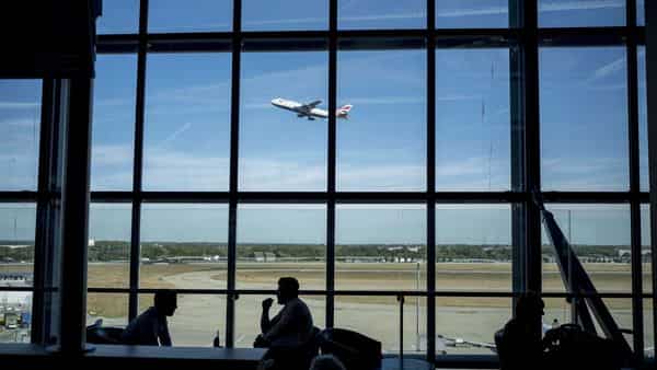 Saudi Arabia announced on Sunday the lifting of the ban on all international flights as well as land and sea entry