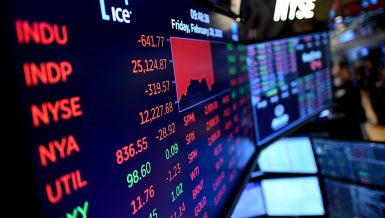 US Stocks Close Down 2% as GameStop Frenzy Continues
