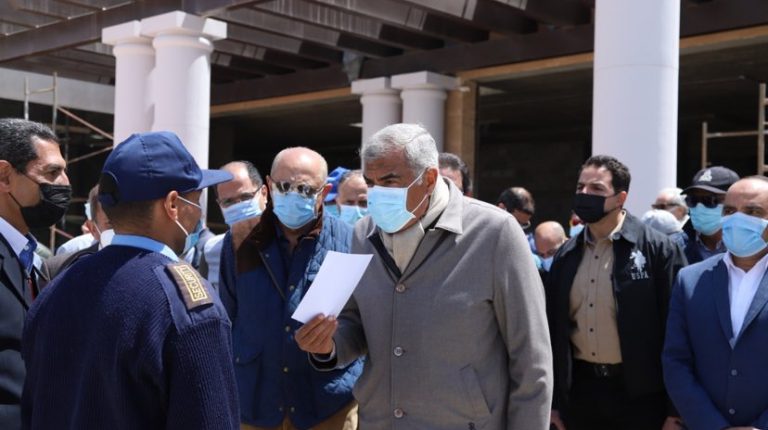 Hisham Talat Moustafa rewards Madinaty security person with EGP 50k after finding EGP 1m