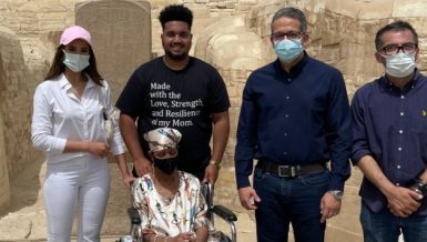 Party Youth leaders receive US cancer patient who wished to visit Egypt