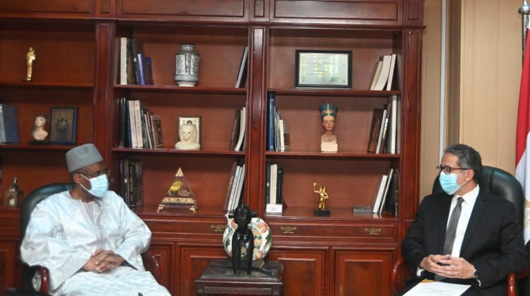 Egypt, Guinea discuss enhancing cooperation in tourism