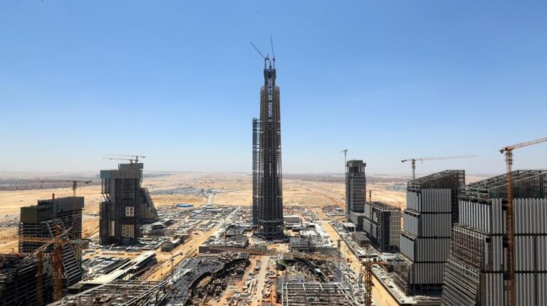 A topping-out ceremony for the 385-meter-high Iconic Tower was held in the central business district (CBD) of Egypt's new capital on Thursday. Once completed, it will become the tallest building in Africa.